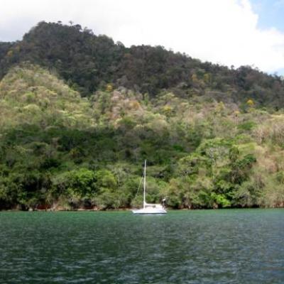 La veille de notre départ, nous mouillons Caramel dans une baie au nord de Trinidad afin de partir de très bonne heure.