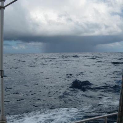 Ouf ! Le nuage de pluie passe au large, il n'est pas pour nous.