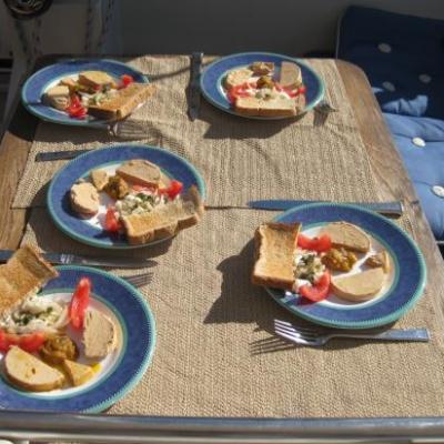 Petite salade de chicons crus à l'huile truffée, foie gras et confiture d'oignons