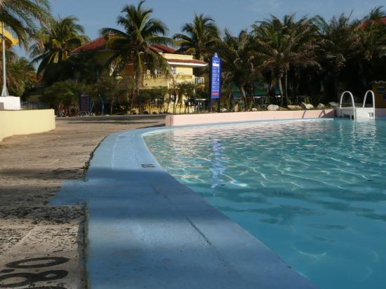 Une des piscines de l'hôtel Commodoro