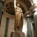 Sous la coupole du panthéon, statue géante