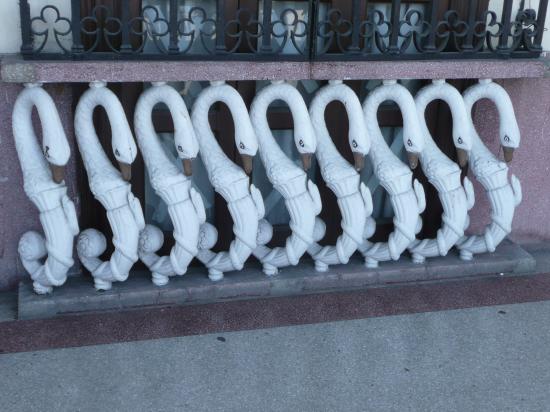 Balcon (cygnes et serpents) de la rhumerie Bocoy de La Havane