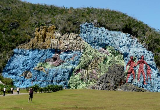Peinture géante et nationale sur un rocher