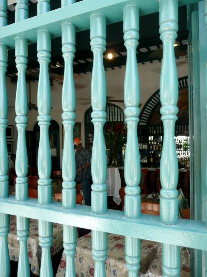 Loggia de bois devant la fenêtre d'un bistrot