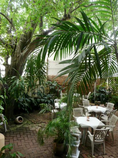 Petit resto dans un patio du centre ville