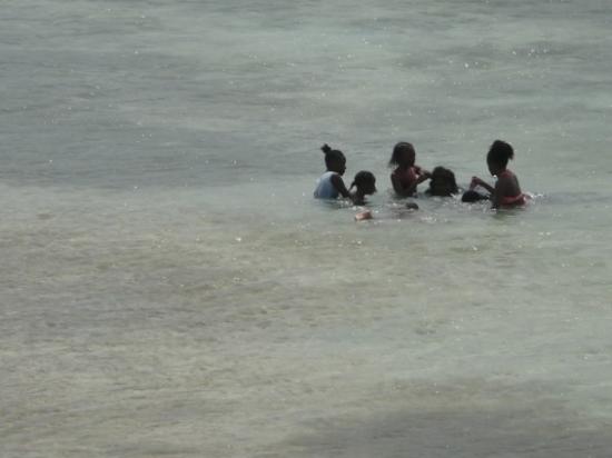 En famille dans l'eau