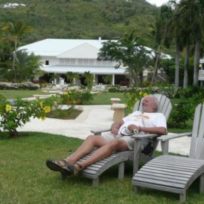 Détente dans le parc d'un hôtel