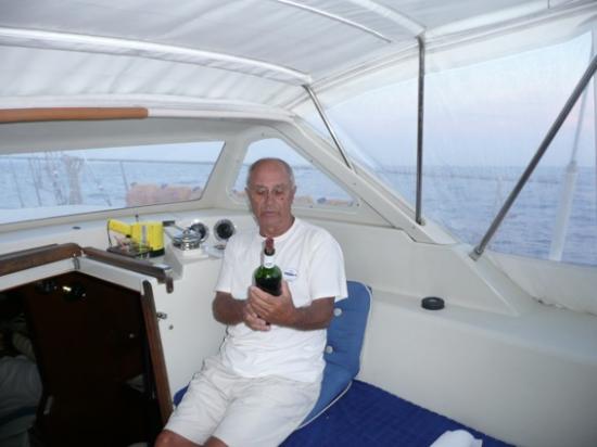 Alain s'occupait de la navigation, des manoeuvres, des apéros et de la cave à vin