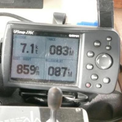 Sur le GPS, nous faisons une vitesse de 7,5 noeuds, il reste 859 milles marins à parcourir et nous sommes au cap 87