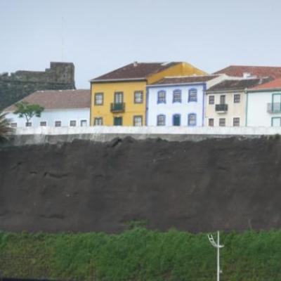 Au-dessus de la falaise d'Angra de Herïsmo