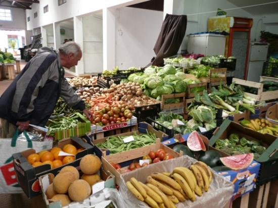 Le petit marché où nous avons pratiqué à l'avitaillement de Caramel en produits frais (fruits, légumes, viandes, poissons)