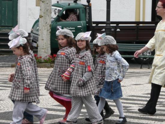 Une classe de petits écoliers se rendant à une fête
