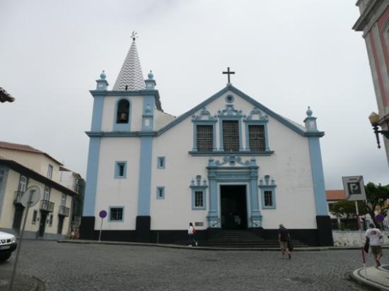 Petite église au sommet de la rue pavée