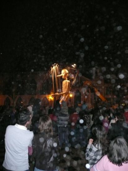 Un soir où Pinochio visitait la place de la mairie de Angra de Heroïsmo