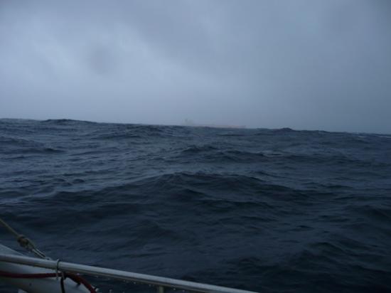 Il pleut, tôt le matin un cargo apparaît à 2 miles marins à tribord