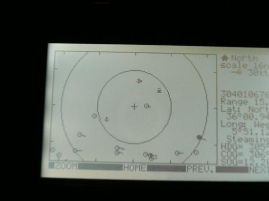 Sur le radar AIS, nous voyons que nous sommes entourés de nombreux bateaux